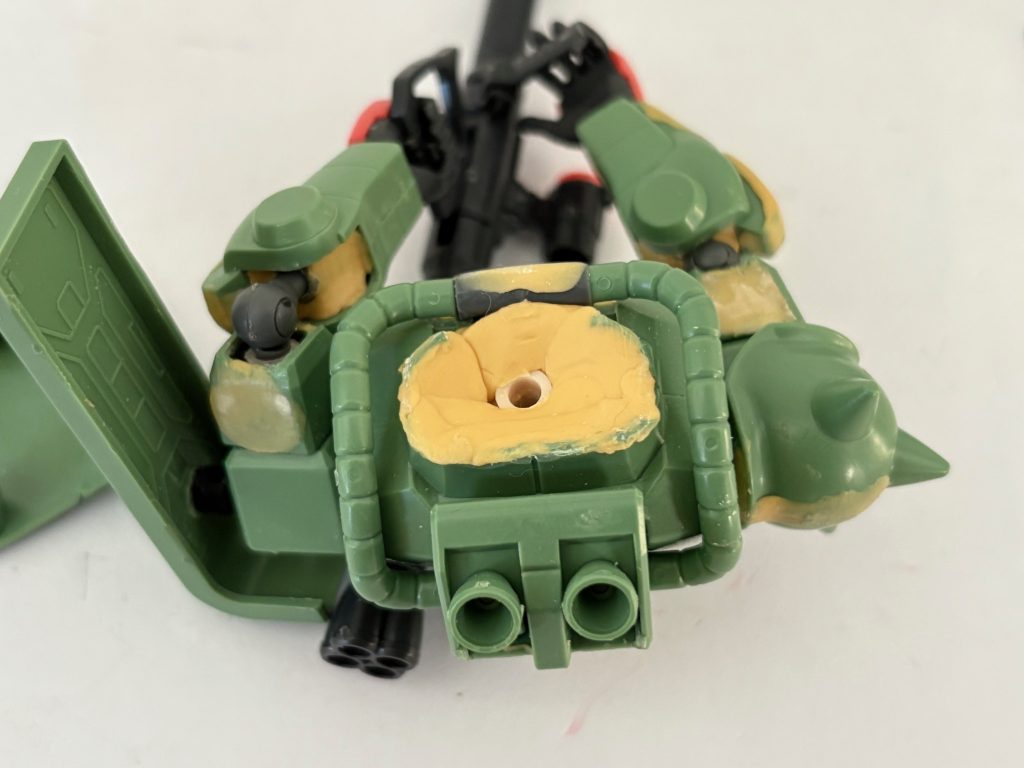 参考用に塗装前の状態だが、上半身はこんな感じになっている。 