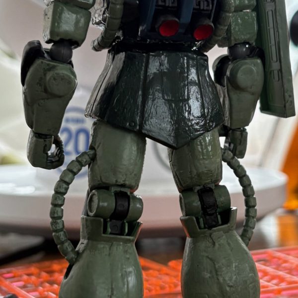 FGザクの基本塗装が完了。もう一度塗装し直しせばあらかた完成かな(zaku-kao5)モノアイもHアイズを埋め込み、あと一息ってところ。（2枚目）