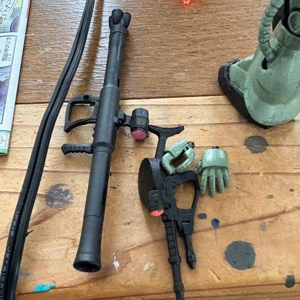 FGザクの基本塗装が完了。もう一度塗装し直しせばあらかた完成かな(zaku-kao5)モノアイもHアイズを埋め込み、あと一息ってところ。（3枚目）