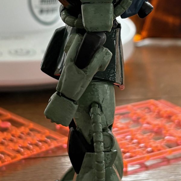 FGザクの基本塗装が完了。もう一度塗装し直しせばあらかた完成かな(zaku-kao5)モノアイもHアイズを埋め込み、あと一息ってところ。（4枚目）