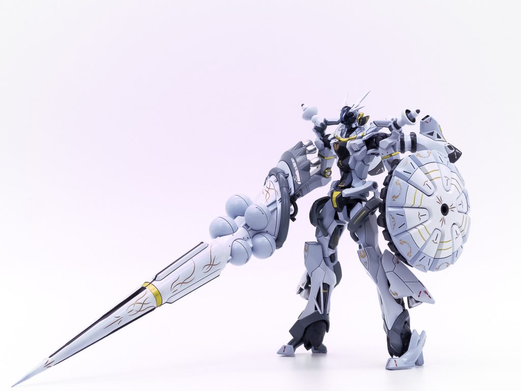 機体設定ジークアクス、ジフレドの予備パーツを組み上げエグザベ専用機として調整した3号機。ジフレドのような固有の機体名は設定されておらず、便宜上G3と呼ばれる。アルテイシア政権下での秘密作戦において極秘裏に投入された。オメガサイコミュ関係のユニットは撤去されており、代わりに肩部にはギャンのビームサーベル、脚部にはスラスターが増設されている。ジークアクス純正の武装は調達が困難であったため、エグサベが使い慣れたハクジを装備した。元々高い機動力と反応速度を誇るジークアクスとハクジの組み合わせはかなりピーキーな仕様となったが、エグサベは難なく乗りこなしたという。