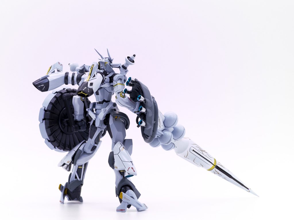 カラーリングはエグサベ専用ギャンを踏襲し、ホワイト、グレーをメインにゴールドをアクセントにしました。細かい塗り分けが多いので苦労しました。