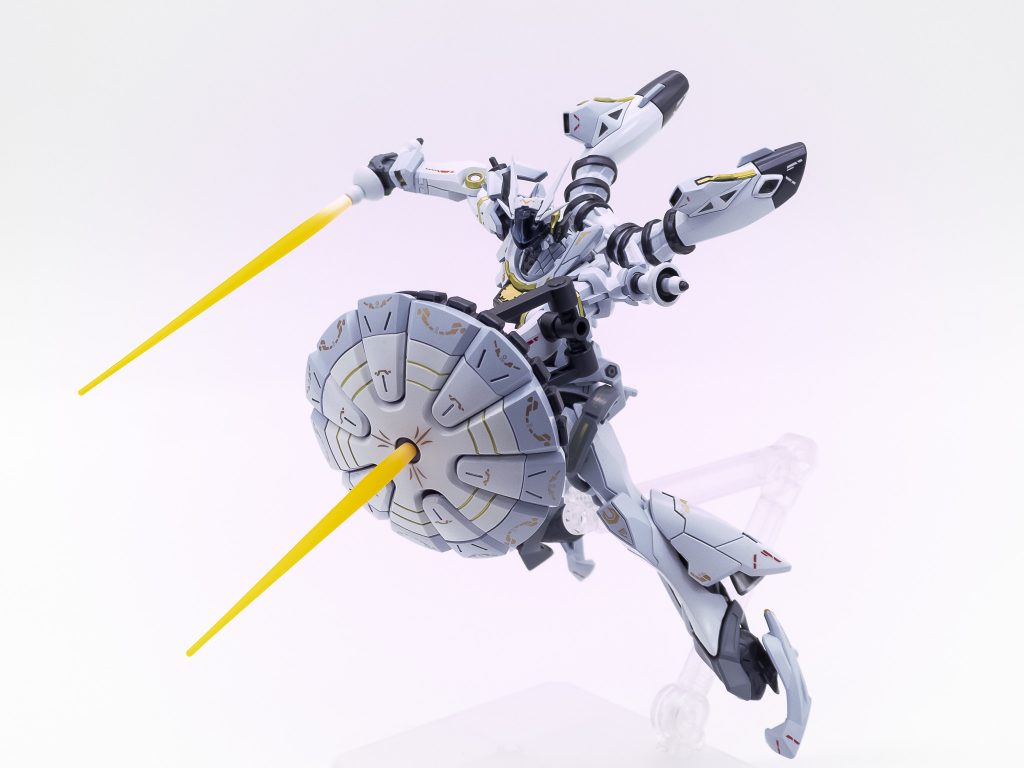 シールドは中央からビームサーベルを出せるよう改造しました。