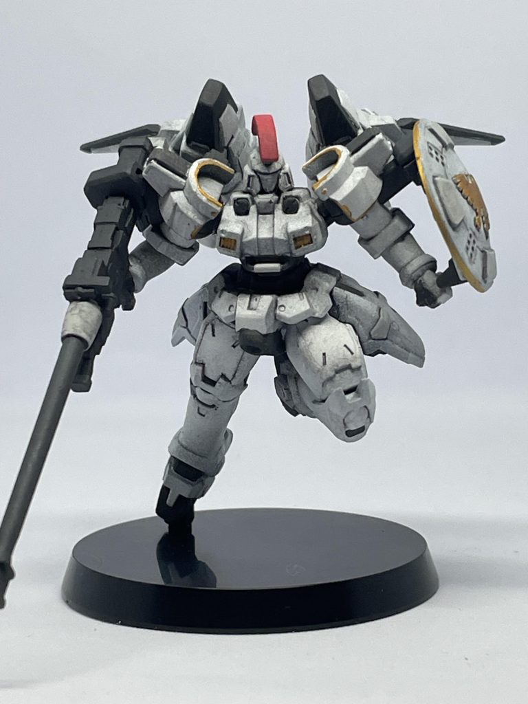 顔は塗れなかったので、墨入れだけです😅それでも何か塗ってるように見えるのでOKですwトサカの赤を塗った瞬間、急にトールギスになった気がしましたwトールギスⅡとⅢも出てくれると嬉しいです!特にトールギスⅢが好きなので楽しみ待っておきます。