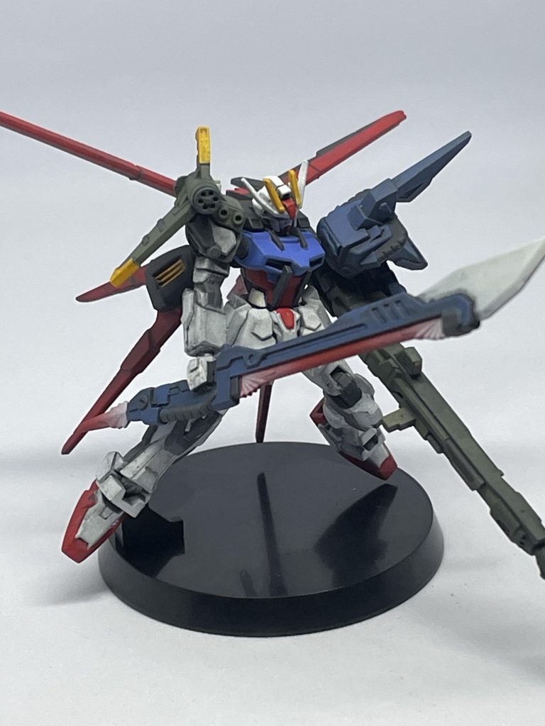 ソードストライクから腕と対艦刀を切り出して、ランチャーストライクの右腕に合体!元々対艦刀は両手持ちだったので、片手は削り取りました。手は軸接続なので少しだけ可動します。肩は軸を入れたんですが、ポロポロ取れるので結局接着してます😅顔も軸なので少し可動します。元々首を傾げてるので、右を向くほうがしっくりきますね。