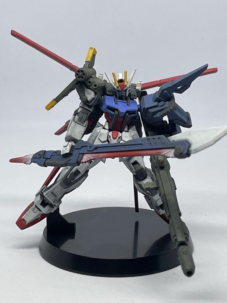 正面から見ると腕の軸が丸見えで、ちょっと隙間も空いちゃってますね。接着する時に奥まで入ってなかったようです😅