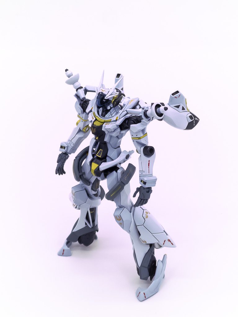 エグザベくんはオメガサイコミュは使えないので肩と脚部のユニットは撤去。代わりにビームサーベルとバーニアを装備しました。