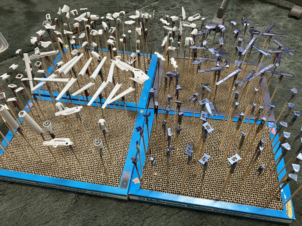 なにがってパーツの多さですね。これで半分くらいやったんで長い戦いでした