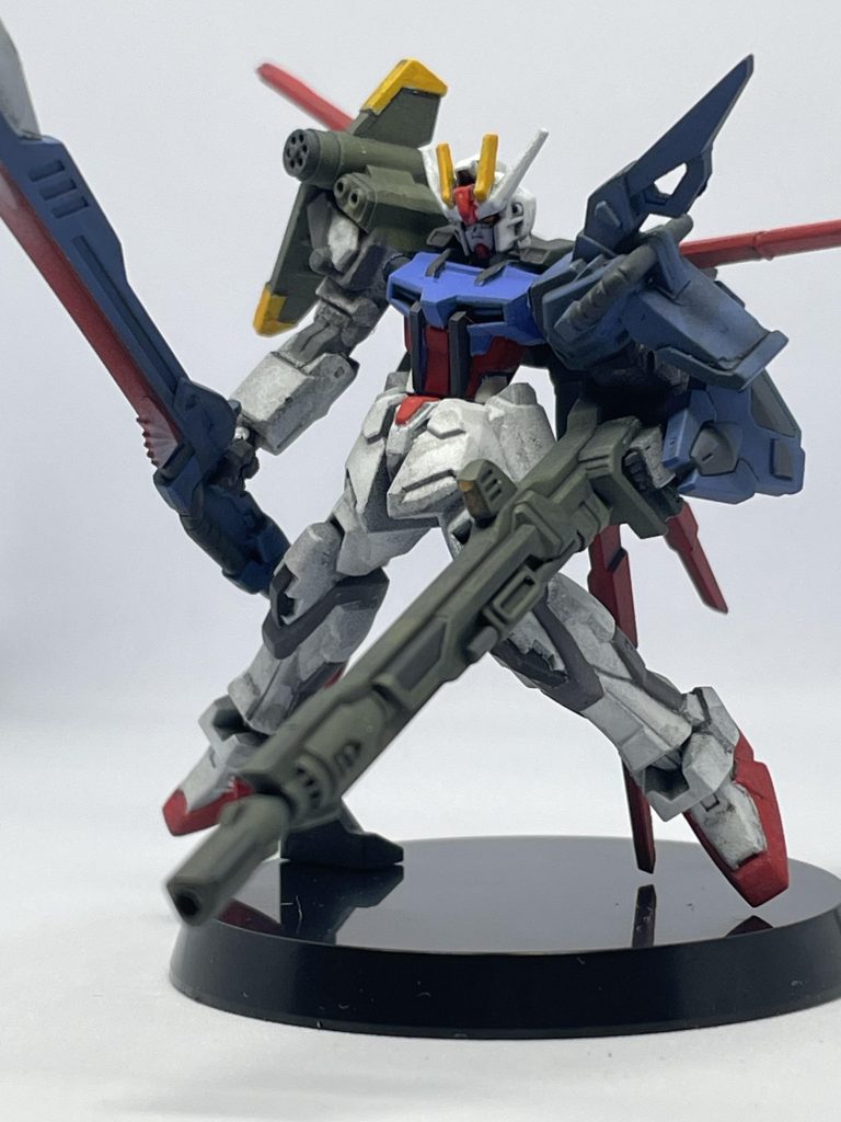 左腕もランチャーストライクから切り出して、ソードストライクの肩に合体!パンツァーアイゼンも接着!してます。こっちの肩も軸を入れたんですが、同じく接着するはめに。位置がちょっと下過ぎて肩が下がって見えますねw後ろのエールストライカーと干渉するので、位置決めが難しかったです。