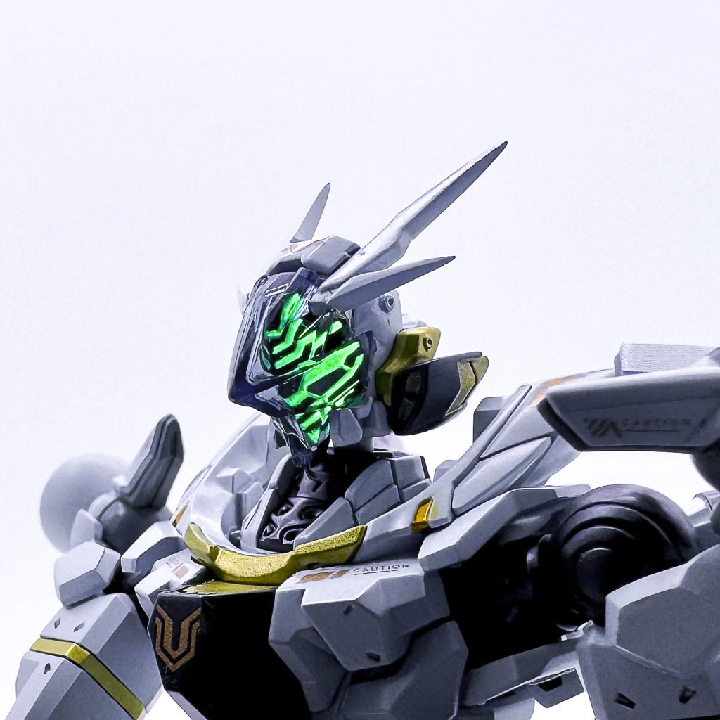 頭部はジークアクス、ジフレドと差別化するためルブリスジウのバイザーを使用しました。内部のモールドは蛍光塗料で塗装しており、UVライトで発光します。