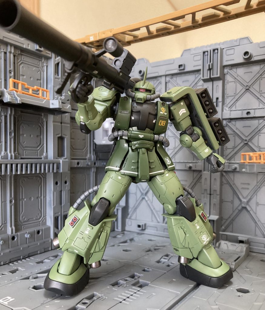バズーカを構えて。オリジンザクかっこいいですし、当然ながら量産型カラーも高機動型に合いますね。