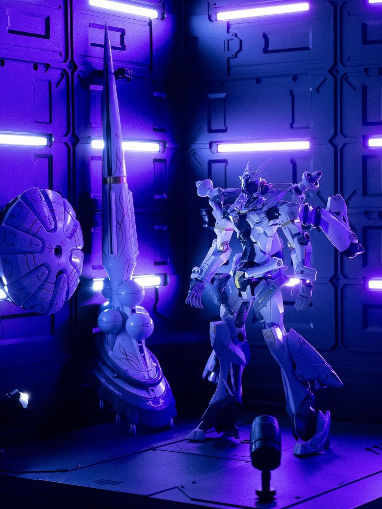 色や明るさを自由に設定できて簡単に格納庫や基地内部のような雰囲気がだせるのでいいですね。