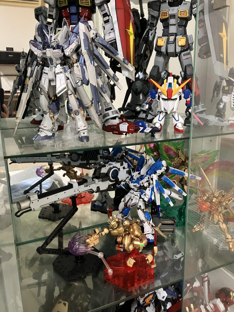 以前製作したHi-νと同じ棚に飾りました。もう飾る場所が無くなってきました。