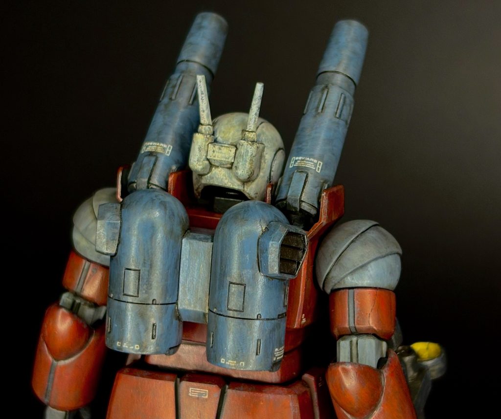 銀下地のバックパックとキャノン砲を後ろから。よ〜く見ると右腕の上腕三頭筋にクラック入ってるのがわかりますか？そうです、ケミカルクラックです(gundam-kao9)汚しの最終工程、エナメルのダークブラウン塗布でイキました。昔のモデルなんで強烈なテンションかかるような嵌合の部分なんて無いだろうと油断してました。ちなみにガンタンクでも同じ箇所でやらかしてます。人は同じ過ちを繰り返す。