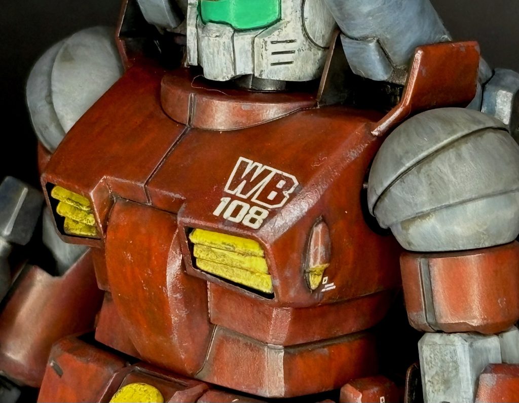 エコプラなんで素体は真っ黒。私の汚し仕上げは清水圭先生に倣ってサフから始まるので、成形色は何色だろうがお構い無し。ちなみにサフと言ってますが、厳密にはサーフェイサー塗料では無くアクリジョンのベースグレーを筆塗りして下地としています。