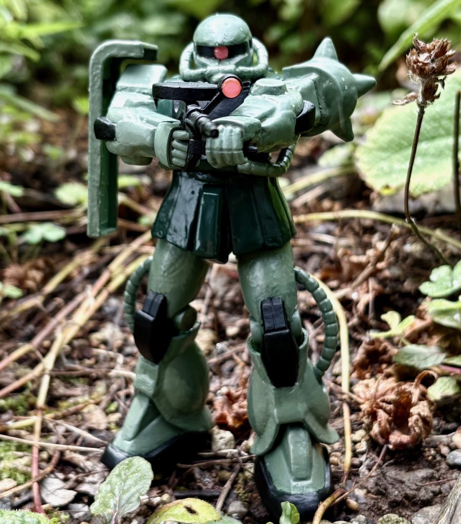 ザクマシンガンの構え。野外撮影の際に小雨が降っており、ちょうどジャングルや湿地帯での戦いのようなショットになった(zaku-kao6)