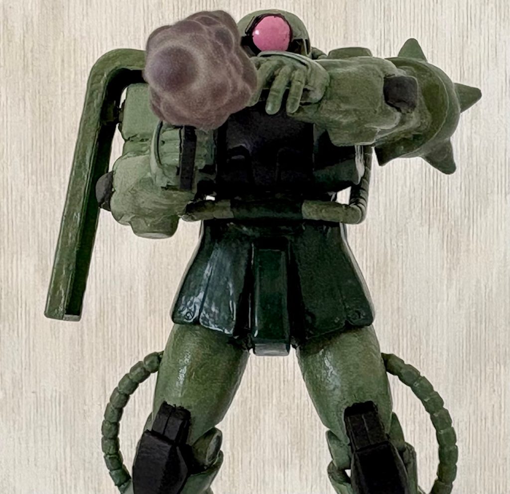 ザクバズーカ正面。エフェクトパーツのおかげで臨場感のある写真が撮れた。