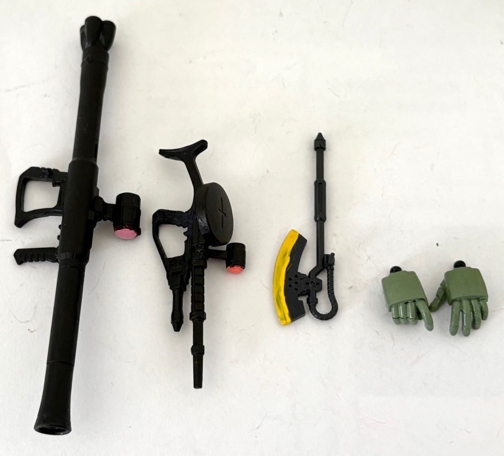 武器とハンドパーツ一式。元のハンドパーツの形状が気に入らなかったので、ザクマシンガン以外は全てリバイブ版シャアザクから流用した。