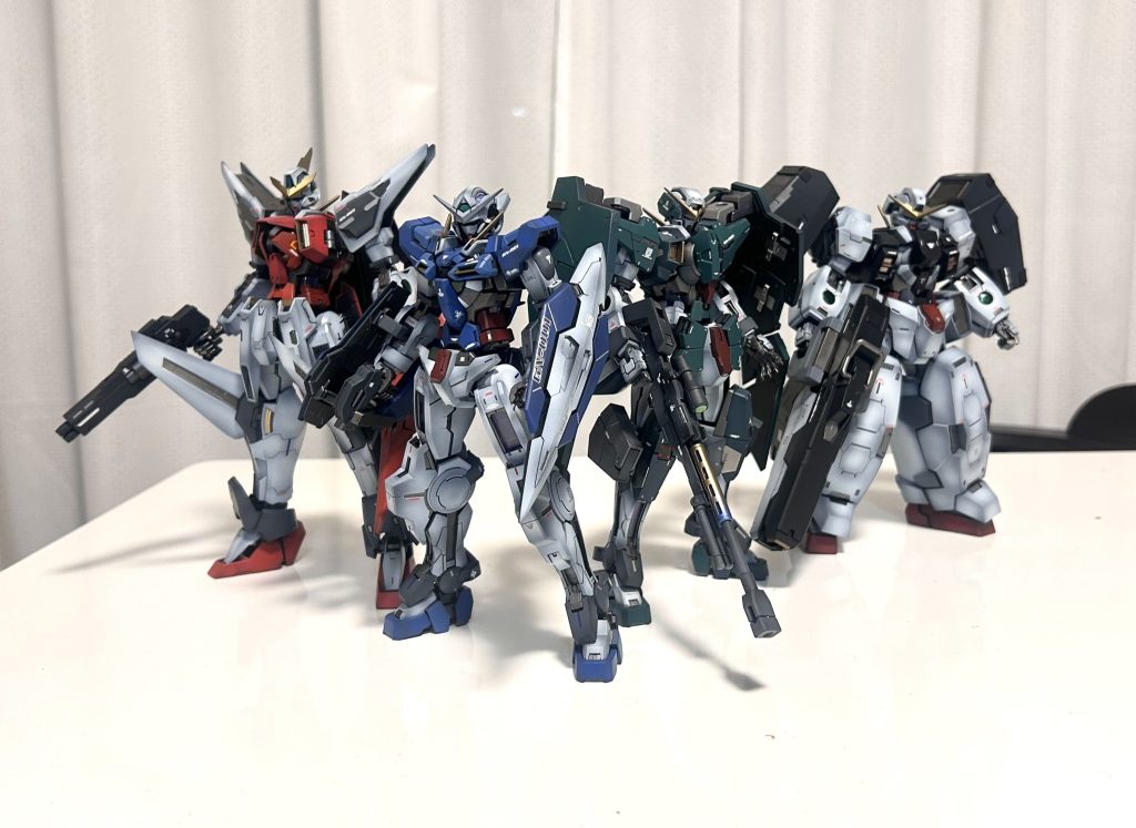 卓上で夢が叶った記念にパシャリ4体並べて撮影できるスタジオスペースが欲しいです笑俺たちがガンダムだ‼️