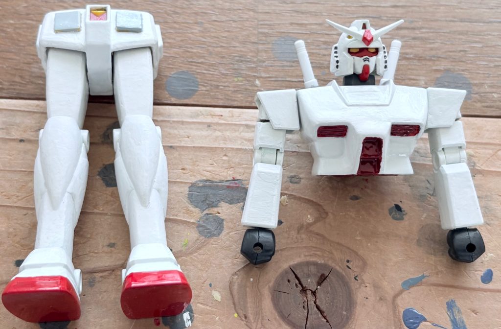 今回改造するにあたり、AパーツとBパーツに分離できるようにした。ボールジョイントとジョイントキャッチャーで可動を確保するので、さすがにコアファイターを中に入れる事は出来ないが、よりガンダムらしくなった。