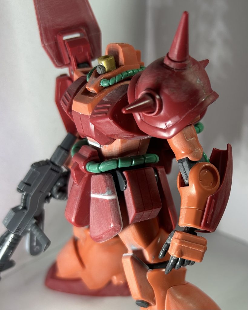 ヘルメットの中身はこうなってまっせ。腕部。基本的にそのまま……ですが、手と前腕部のジョイント、妙に長いのがいただけない。多分、可動域確保の為でしょうが……。あとちょっとゴリラっぽい、通常だったら良いけど、ほんの少しだけ短くしてスタイリッシュに見せたい…。接続部のポリキャップを奥にやったり、関節カバーを作れば良いのでしょうが….…一つ目は単純に面倒な調整が必要、二つ目は腕が長いまんま……。それを一挙に解決する為に、軸受のポリキャップのど真ん中に3.2ミリのドリルで穴あけました。コレで手が奥に入り込むようになりますが、経年劣化でどうなるかは未知数……まぁ明日の僕が考えるでしょう、その辺は。拳の人差し指の付け根をディテールアップ。多分通話用のワイヤーかダミーバルーンの発射口。あとスパイクアーマーを弄りました。キットでは3本のスパイクは同じ形状のパーツを使用しています。 同じパーツなのはキット的にも現実的にもコスト面から当然……、ですがマラサイに限った話じゃないですが両端のスパイクの使用用途がいまだに分からないのです。まぁそう言ったボヤきは置いといて、デザイン的にメリハリをつけたかったので、両端のスパイクの基部を貫通させてスパイク自体を奥にセットしました。右肩のシールドはディテールアップした以外は普通通り。なので割愛。 