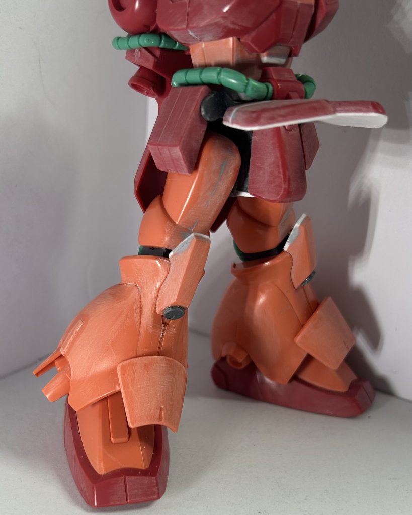 腰部。股関節の軸を１ミリ下にずらし、フロントアーマーも１ミリ延長しました。フロントアーマー裏にコンマ5のプラ板貼っているのは補強のため。脚部。内部フレームを足首側を切断し、１ミリ延長しました。膝アーマーの裏側に１ミリプラ板を貼って大きくしました。スネ(？)の前面アーマーの基部に１ミリプラ棒で嵩上げ、少し浮いた感じに、ちょっと動くように見えるんじゃないかなぁって思って。なんか膝が寂しく感じたんで、微妙にディテールアップ。