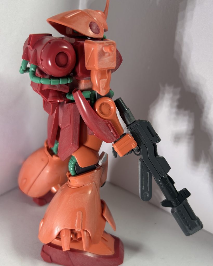 バックパック。 ストレートに。言う事なし。ビームライフル。そもそもマラサイ自体が結構大ぶりな機体であり、それが今回お腹で１ミリ、股関節で１ミリ、足首で１ミリ大きくなっている関係で、たださえ小ぶりだったビームライフルが更に小さく見えた為大型化しました。 バレルと銃床にシステムウェポンのビームスプレーガン(連射)を加工して使用。連射がききそうってのを意識してます。