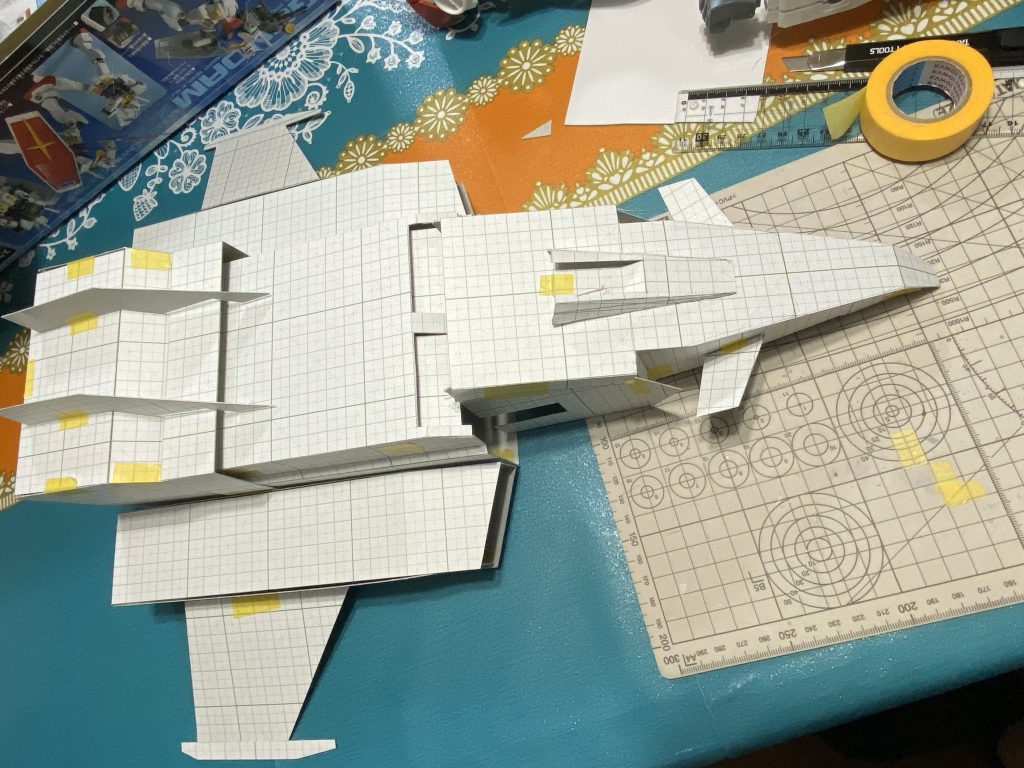 最初はボール紙で型を作成し、調整しながらプラ板に落とし込みました。