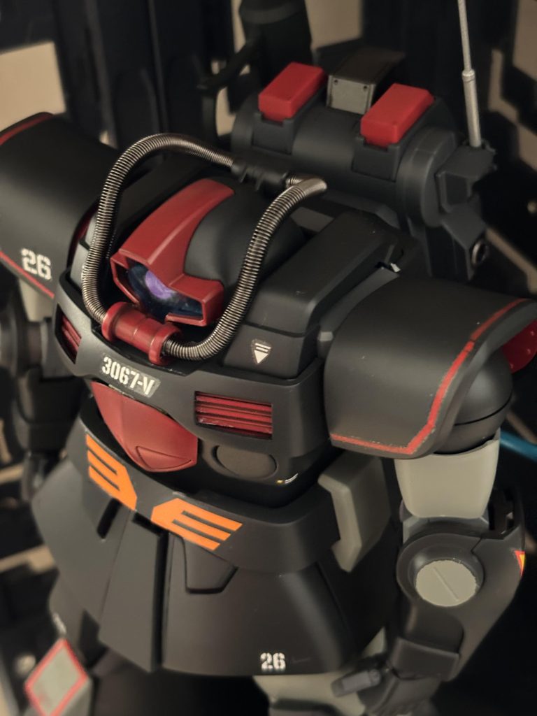 斜め上方ビュー胸部は開口しエアインテーク設置。グフ試作機実験機の譜系としコクピットを設置してます。