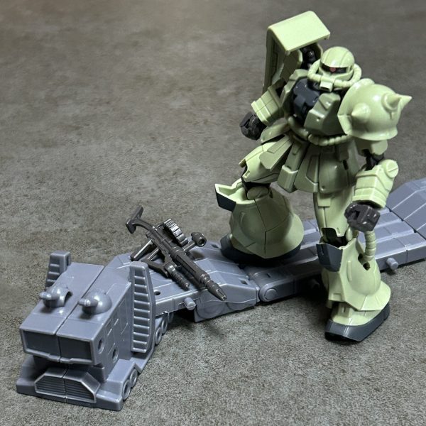 もう、これで完成でええんじゃないかと思う（笑）ご存知の通り、ガンプラを作るのは基本的に嫌いですし(^-^;。だから完成してる製品を主に集めてる訳で。色々とこのサムソンについて調べてみたのですが、中々貴重な製品(おまけ)のようで、あまりネットで検索かけても画像が出てきませんね。私が見つけられたのは一件ほど。もう10年以上前の製品だからでしょうか。概ね原価で入手できたのは幸い。大きさ的には縦が1/180で横幅は1/220といったとこでしょうかね。なんか不思議なサイズです。なので、間の1/200と考えるべきか。まあ何にせよ概ね1/200なのは間違いない。少し横幅を増やしたいですね。完成度50%ですかね（笑）既製品バンザイ（笑）