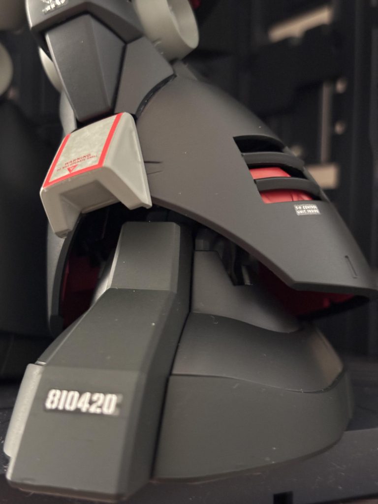 脚部ビューフレアを開口しエアインテークを設置。脛部はFAZZの余剰パーツを加工し設置してます。