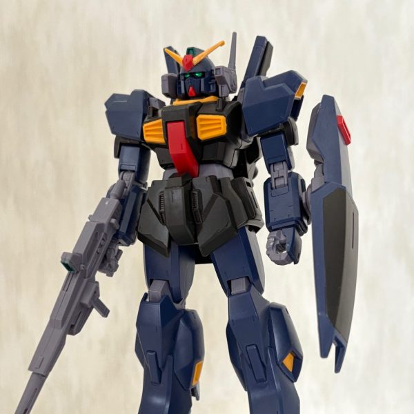 旧キットのザクを作る前にリバイブ版マークⅡの組み立てと部分塗装が完了した。やはり現行キットという事もあり、スタイリッシュかつ素組みのままでもいける。個人的にマークⅡはエゥーゴカラーよりも元のティターンズカラーの方が渋くてカッコいいと思う。（1枚目）
