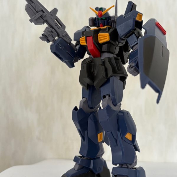 旧キットのザクを作る前にリバイブ版マークⅡの組み立てと部分塗装が完了した。やはり現行キットという事もあり、スタイリッシュかつ素組みのままでもいける。個人的にマークⅡはエゥーゴカラーよりも元のティターンズカラーの方が渋くてカッコいいと思う。（3枚目）