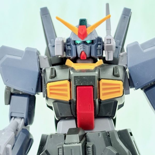旧キットのザクを作る前にリバイブ版マークⅡの組み立てと部分塗装が完了した。やはり現行キットという事もあり、スタイリッシュかつ素組みのままでもいける。個人的にマークⅡはエゥーゴカラーよりも元のティターンズカラーの方が渋くてカッコいいと思う。（4枚目）