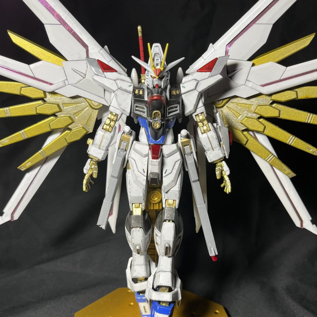 ただ全塗装は人気機体が故に上手な方がすでにたくさんあげられているでしょうから、劇中通りストフリ2式がダメージを受けてる状態でのシーンを再現することにしました。