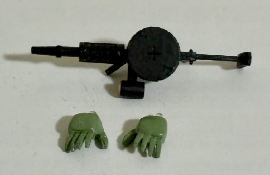 武器のザクマシンガンと開き手用ハンドパーツ。ハンドパーツはGフレームの余ったハンドパーツを使用。
