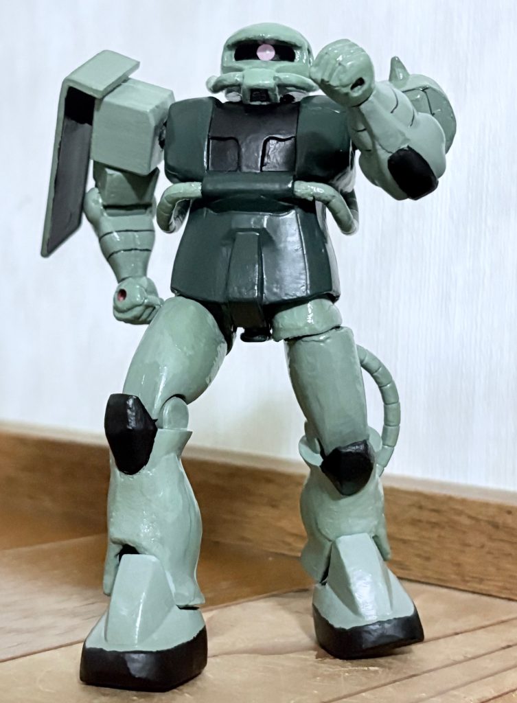 この走り方も正面から見ればザクの着ぐるみを着たおじさん(zaku-kao4)が走っているように見える。