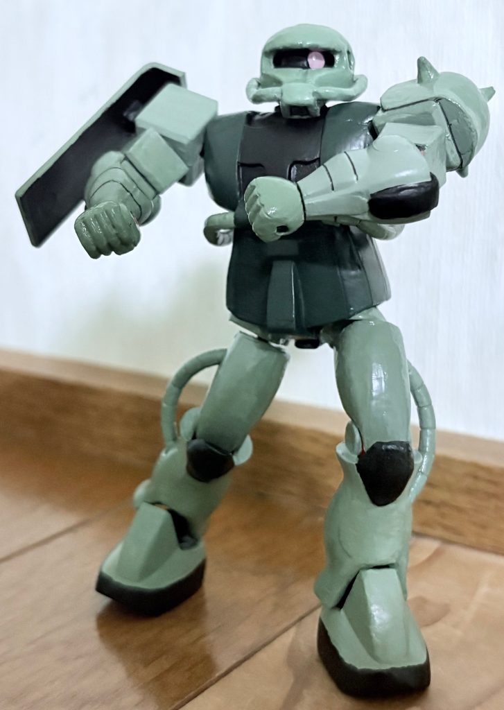 左肩のスパイクアーマーによるタックルのポーズ。