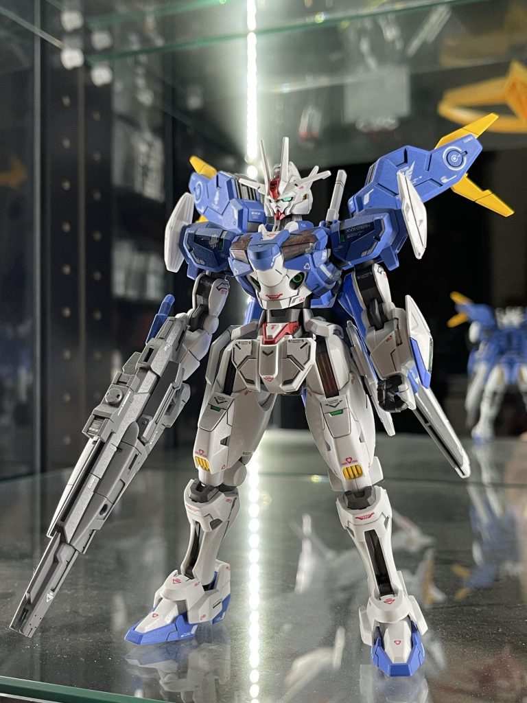 素立ち。なんとか自立できるって感じです。低価格のHGではがんばってる方だと思います。プロポーションやキット全体の出来も含めて。