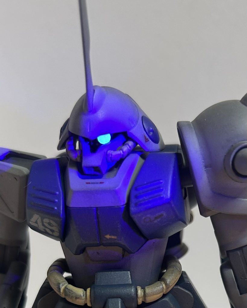 ぐぽーんそして、今回はモノアイを制作するにあたってUVレジンに蓄光粉末を混ぜてみました。UVライトの光を当てると光ります。そして蓄光なので暗闇でも、ぐぽーん、です。……まぁ、蓄光粉末量がイマイチだったのか、蓄光できる時間はほんと短いですが。一応光るのはモノアイ、ライフルのセンサー、バックパックの後部センサーです。