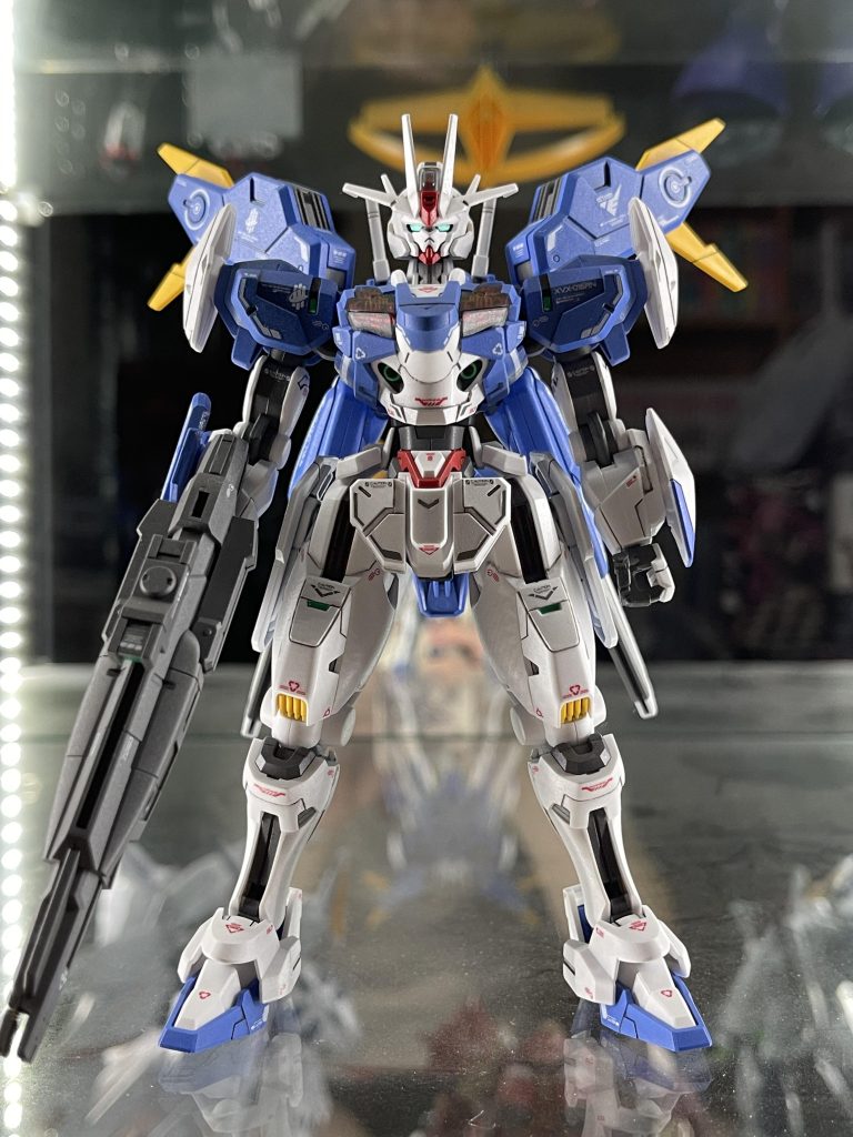 真正面から仁王立ち。メイン色となる青はコバルトブルーとラベンダーを8:2で調色しています🟦🪻少し優しすぎる色になってしまったのですが、エアリアルは女性ガンダムなのでこれはこれで良しとしました。仕上げは光沢スーパークリアーIIIUVカットです。 空中の前傾姿勢でもバランスが取れているので、価格に対して本当に出来のいいキットです。水星の魔女でプラモデビューした方も多いと聞くので、入り口としては優秀ですね。HGは大きめの機体だけに的を絞っていましたが、シルヴァバレトに続きエアリアルまで作ってしまいました。次回はまたMGになると思いますが、完成したらまた投稿しますので見て行っていただけたら嬉しいです。それではさようなら😎👋