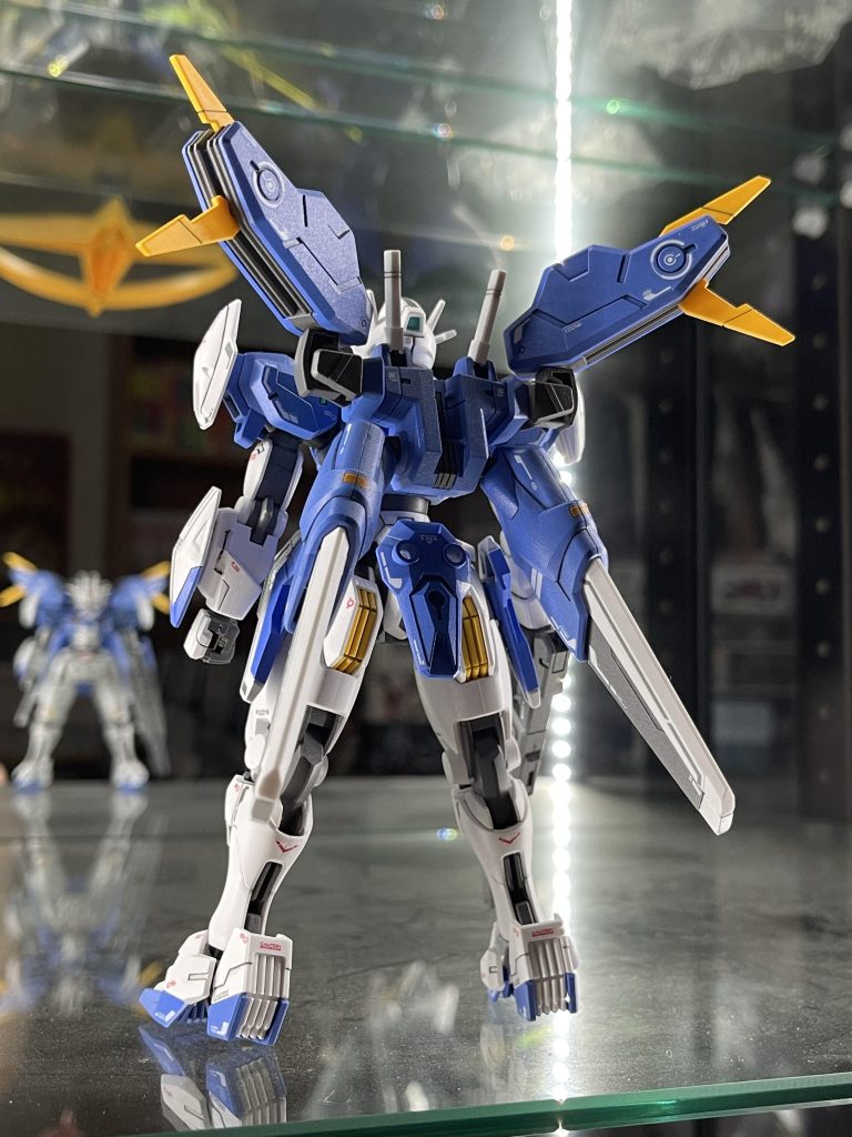 素立ち背面。足やスラスターの合わせ目が丸見えですな。こういうのは段落ちモールドとやらの手法をいつか試してみるかもしれません。どこまでやるかは未来の自分次第👀