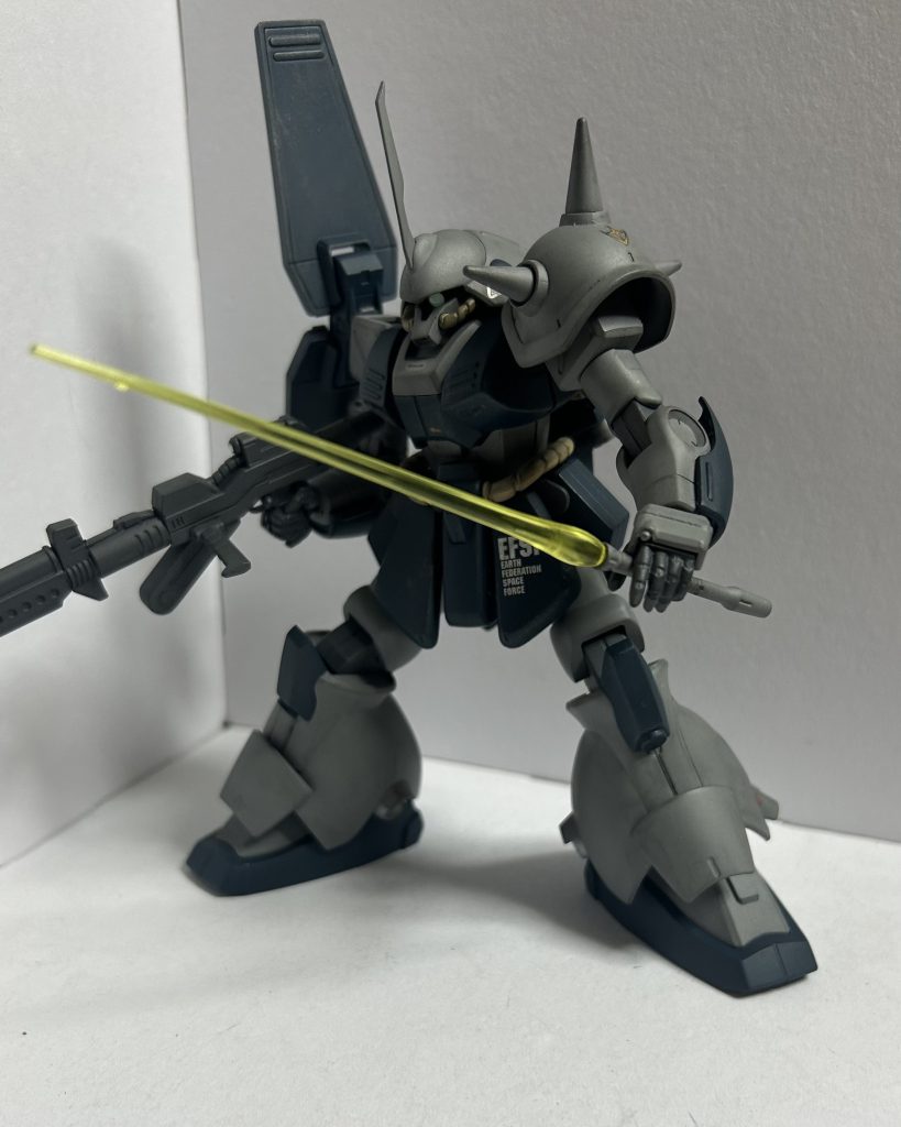 ビームサーベル抜刀！個人的にはキットにはとても満足なんだけど、一応の不満点……。何で左手は開き手しか付いてないんだ……。コレが汎用的な手なら良かったんだけど、特徴的な手なんだよなぁ…。