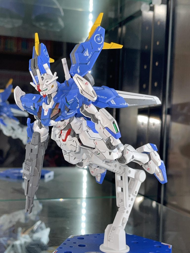 ディスプレイ用の前傾姿勢。フラッシュ有り📸目が光るのと、色がはっきり視えるのが良い。