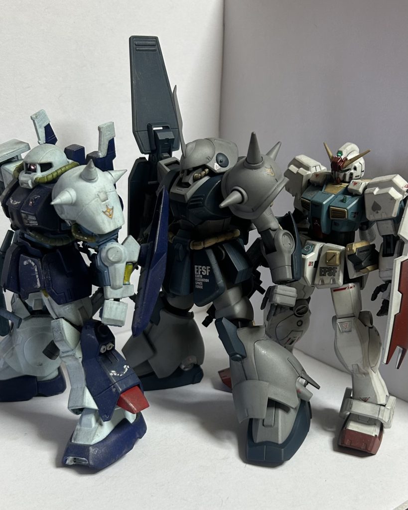 カラーリング。カラーリングは渋めにまとめたかったので、グレー系をメインに。メインはニュートラルグレー。サブにネイビーブルー。パイプはサンドイエロー。関節等にはジャーマングレー。バーニアにはシルバーリーフ。あとはデカール貼ってウェザリングマスターして艶消しでフィニッシュです。写真を撮り忘れてたから、急遽、フレーバーストーリーに関係する3機でパシャリ。