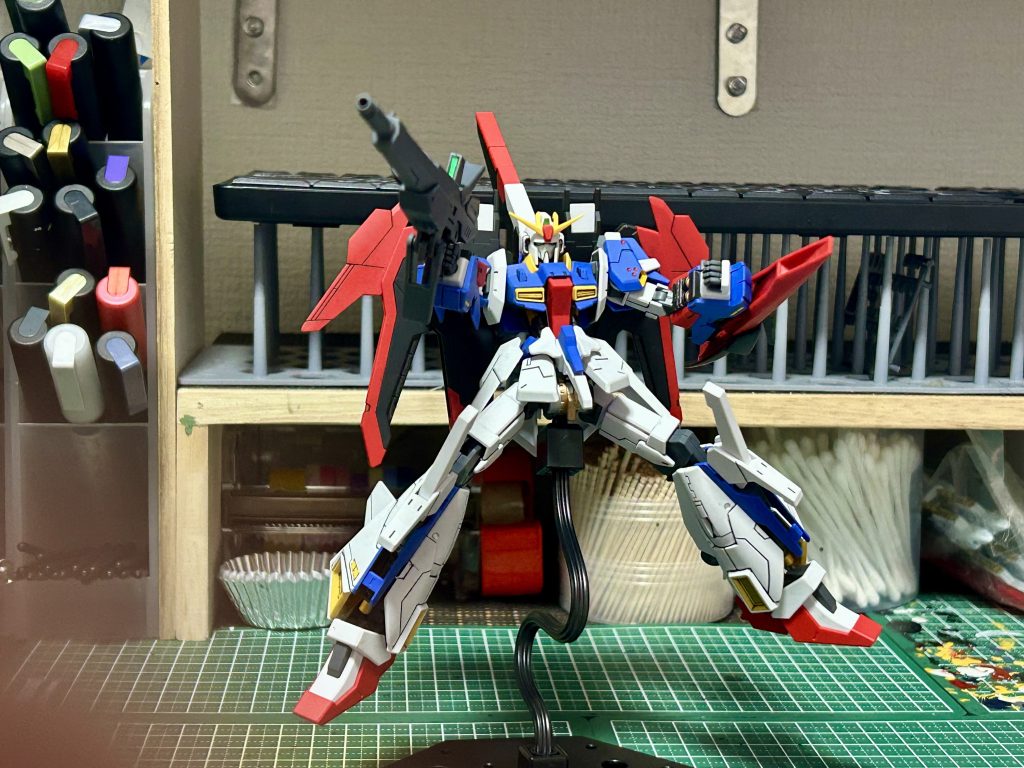 ビルドファイターズトライの機体の中でも上位に入る程好きな機体で一目惚れで購入してしまいましたよねww箱絵みたいな他の2体も集めて一緒に飾りたいですな(´∀`*)