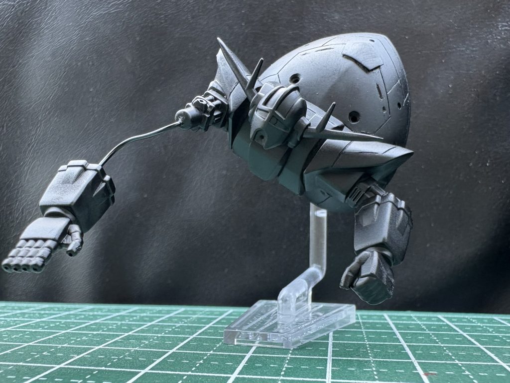 とは言え造形は凄く良かったので、塗るだけのつもりが、RGを参考に筋彫りの追加や各所のシャープ化をしてしまいました