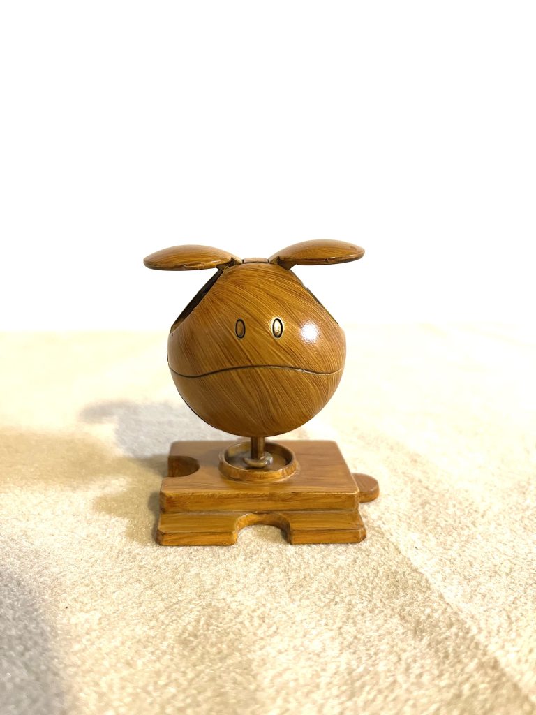 黒サフを吹いたのちにクレオスのタンで下地を作り、あとはウェザリングカラーで木像風に塗装しました。