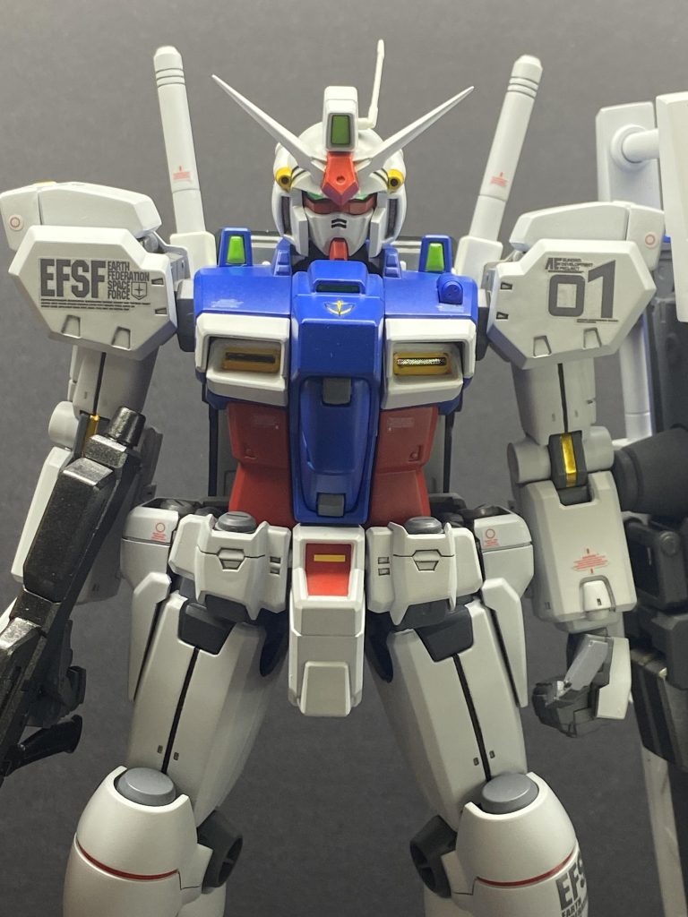 頭部は0083のメカ作監の佐野浩敏氏の画集やOVAを参考に隈取り部分のエッジの効いた顔にしました。胸のV字マークは目立たない位置のマーキングにしました。そのためコックピットハッチの迫り出しが気になり、腹部設置面を4mm程削り込んで沈み込ませることで緩やかにしています。腰のフロントアーマー中央部は奥行で2mm短縮、左右は横長化、サイドアーマーは小型化しました。比較出来る画像がなく、とてもわかりにくくてすみません。
