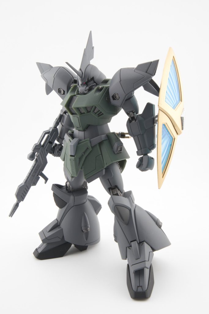 頭部を加工してモノアイレールを細くして、口も本家ゲルググみたいな感じに加工。そのほか膝のスラスターを廃したり小加工。プロポーションはいじらずそのまま。色も本家量産型っぽく緑とグレーで。 